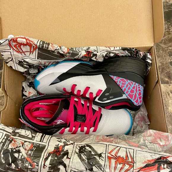 GIRLS' ADIDAS X MARVEL D.O.N. ISSUE #4 SPIDER-GWEN BASKETBALL SIZE 13K - Picture 2 of 8